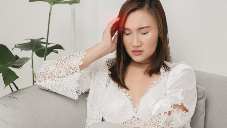 Una mujer con migraña.