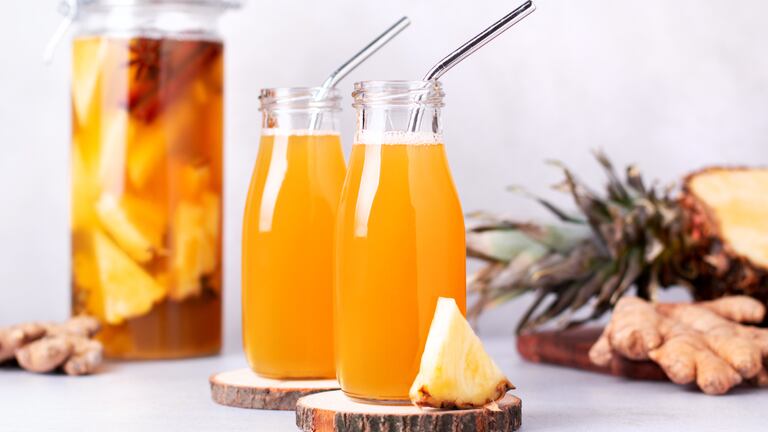 Una bebida que se hace con la fermentación de la piña.