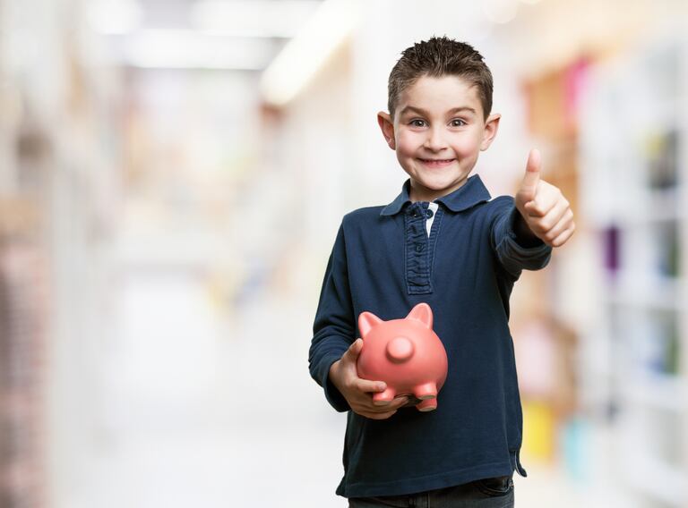 Pequeño ahorrando dinero.
