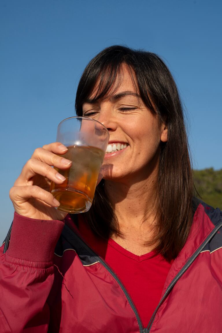 Beber cerveza.