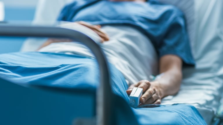 Una persona acostada hospitalizada.