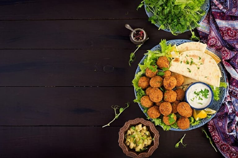 Comida libanesa servida en plato sobre una mesa