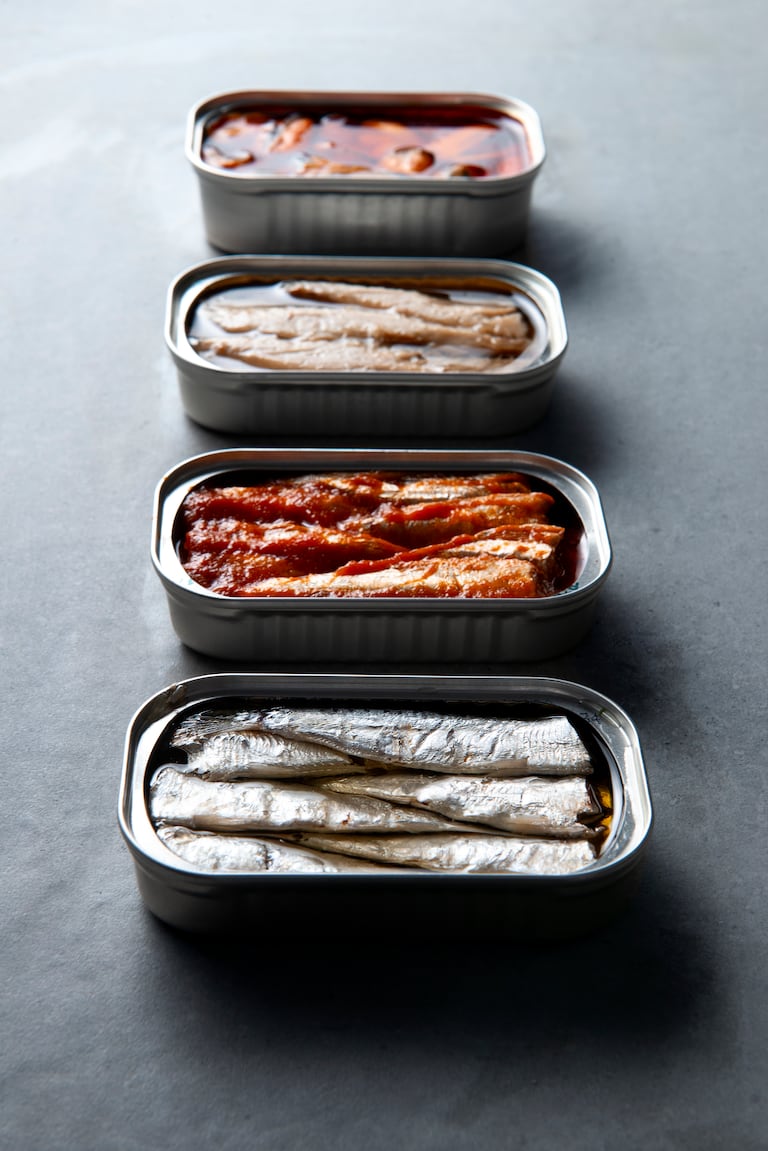 Comer sardinas.