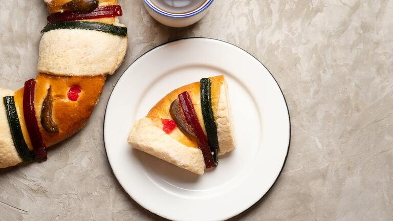 Una rica rosca de Reyes servida en un plato plano.