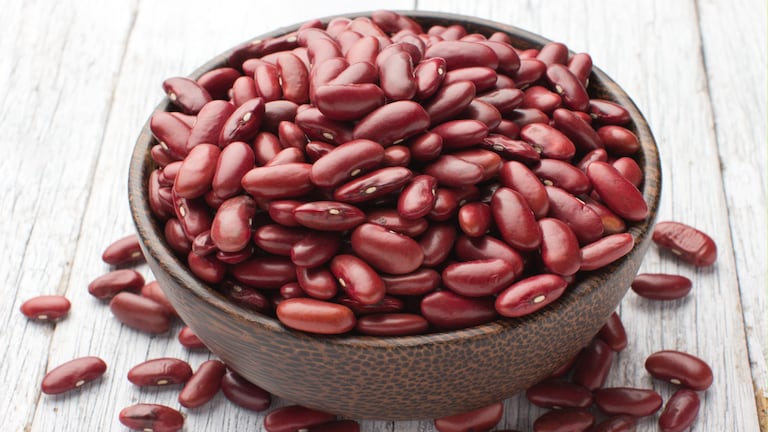 Unos ricos frijoles en un recipiente.