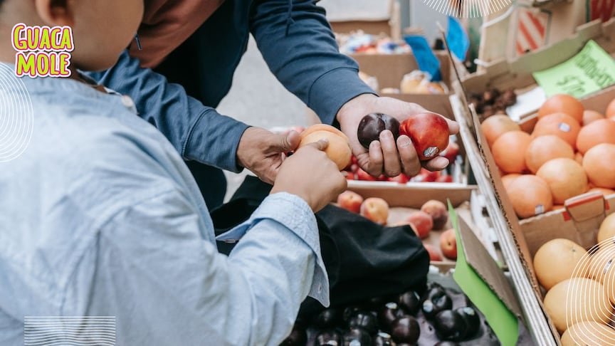 Descubre el enigma de lo que significa la información en la estampa de las frutas. (Canva).