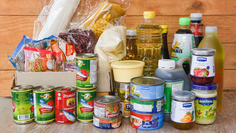 Una despensa con alimentos.