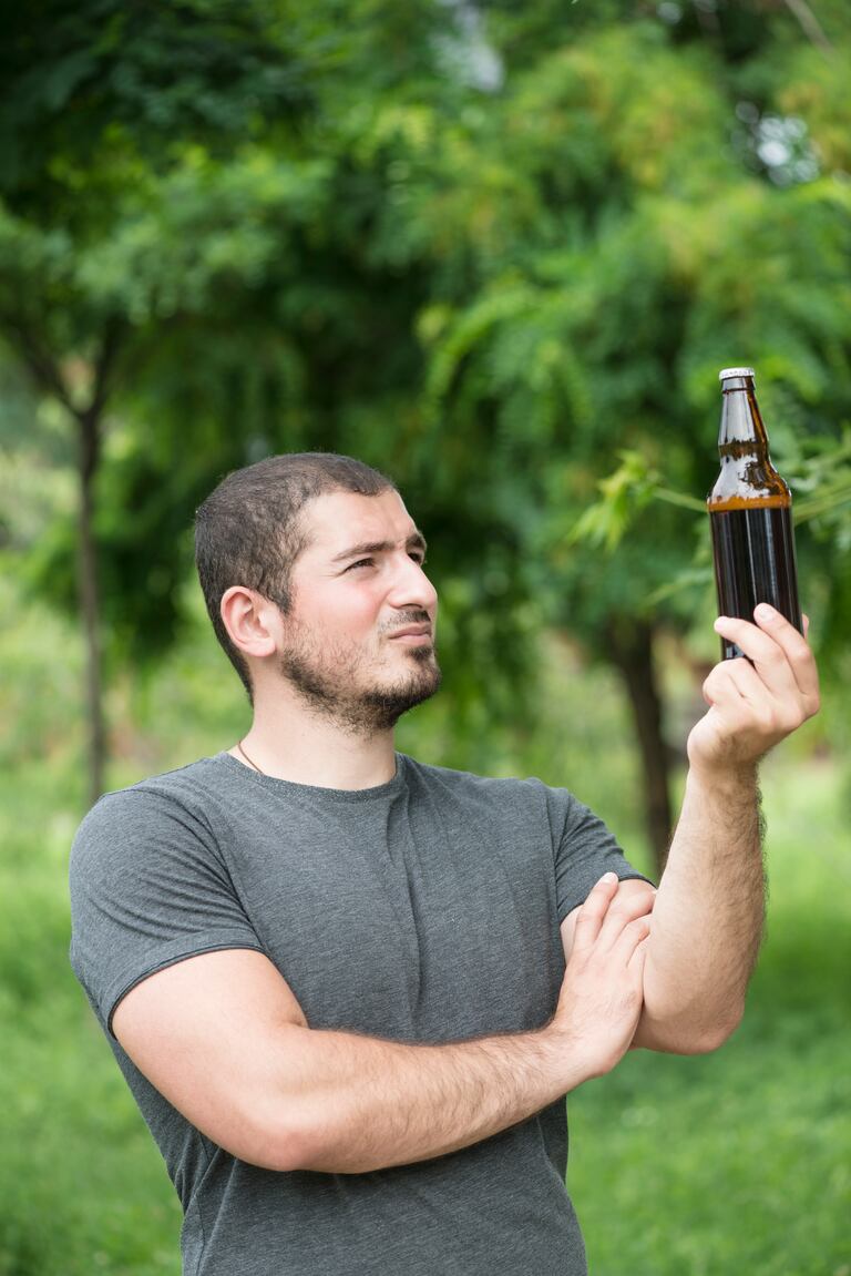 Tomar cerveza.