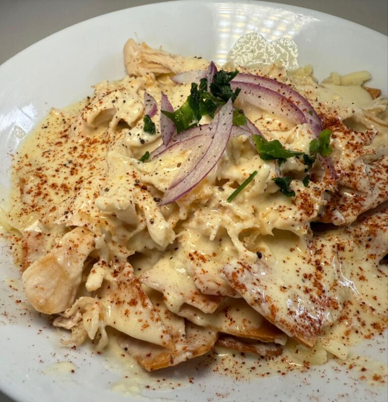 Unos ricos chilaquiles blancos servidos en un plato.