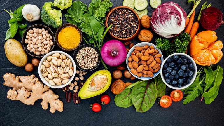Muchos alimentos saludables sobre un fondo negro.