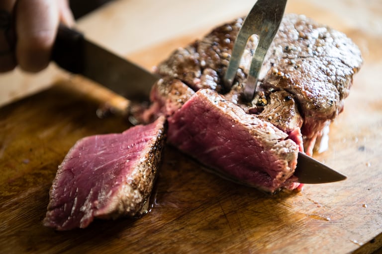 Cocinar carne.