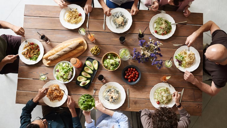 Unas personas comiendo en el trabajo.