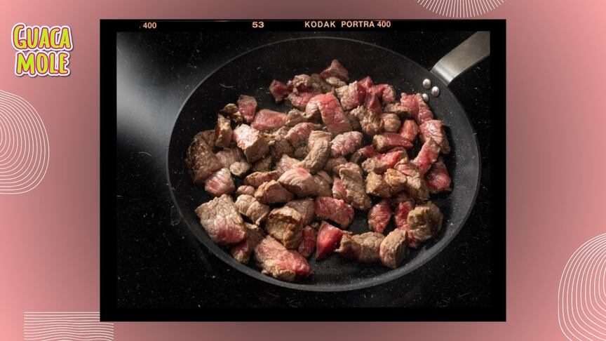 Conoce los riesgos que existen cuando no preparas correctamente la carne. (Especial: Freepik).
