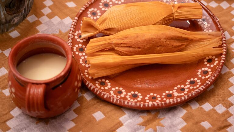Un rico atole acompañado de unos tamales.