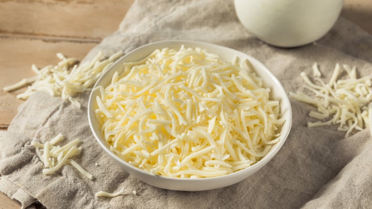 Un rico queso rallado sobre un plato.