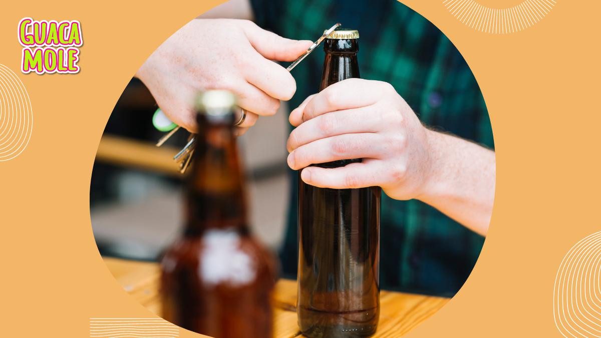 Destapador de cerveza | No uses los típicos métodos, vuélvete el alma de la fiesta destapando las botellas de vidrio (Freepik).