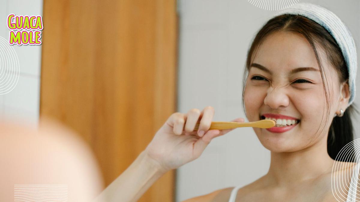 Lavarse los dientes. | Te decimos qué pasa si te lavas los dientes y por accidente, comes pasta de dientes. (Canva).