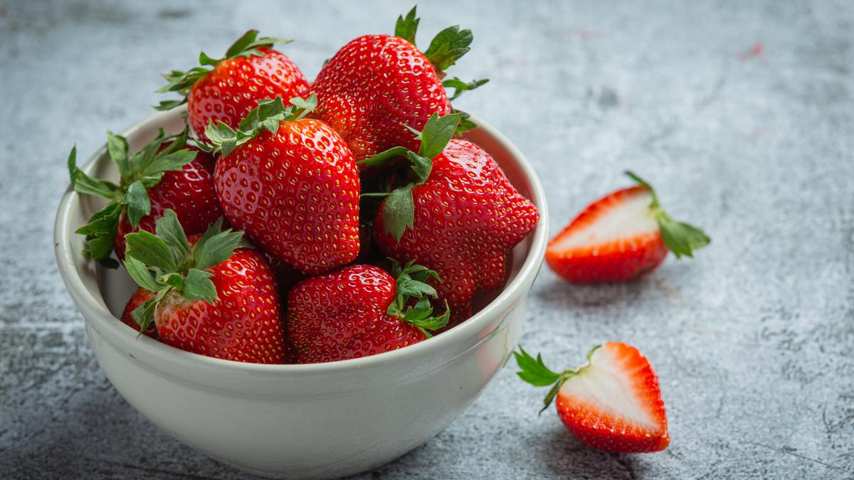 Temporada de fresas. | Las fresas son versátiles y deliciosas por lo que te compartimos unas recetas para morirse (Fuente:Freepik).