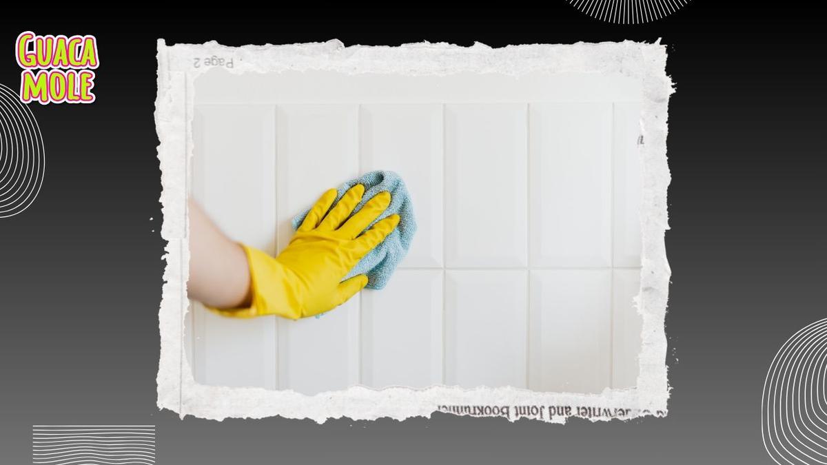 Limpiar azulejos. | Te decimos los mejores trucos para que tus azulejos relinchen de brillo. (Canva).
